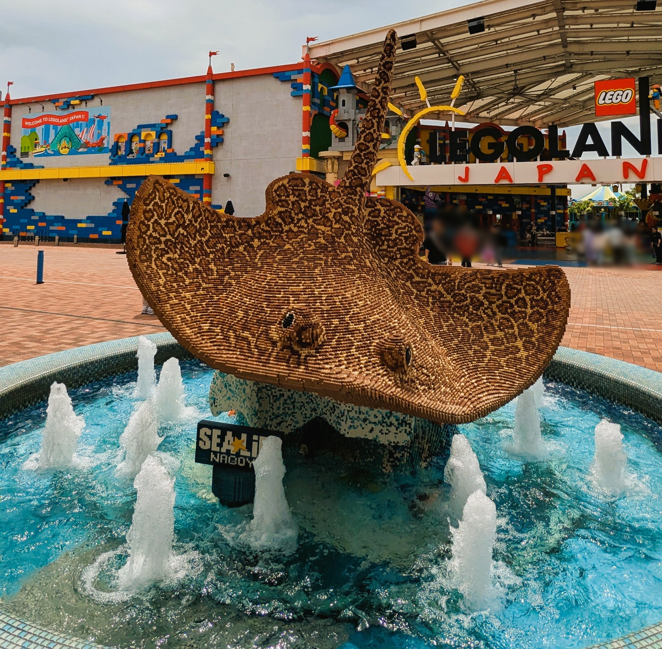 sea life nagoya前のレゴブロックでできたエイ