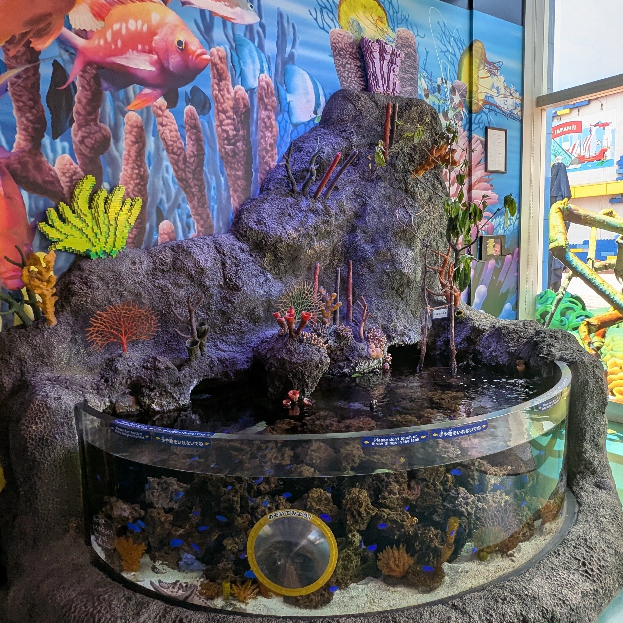 sea life nagoya入り口前の水槽