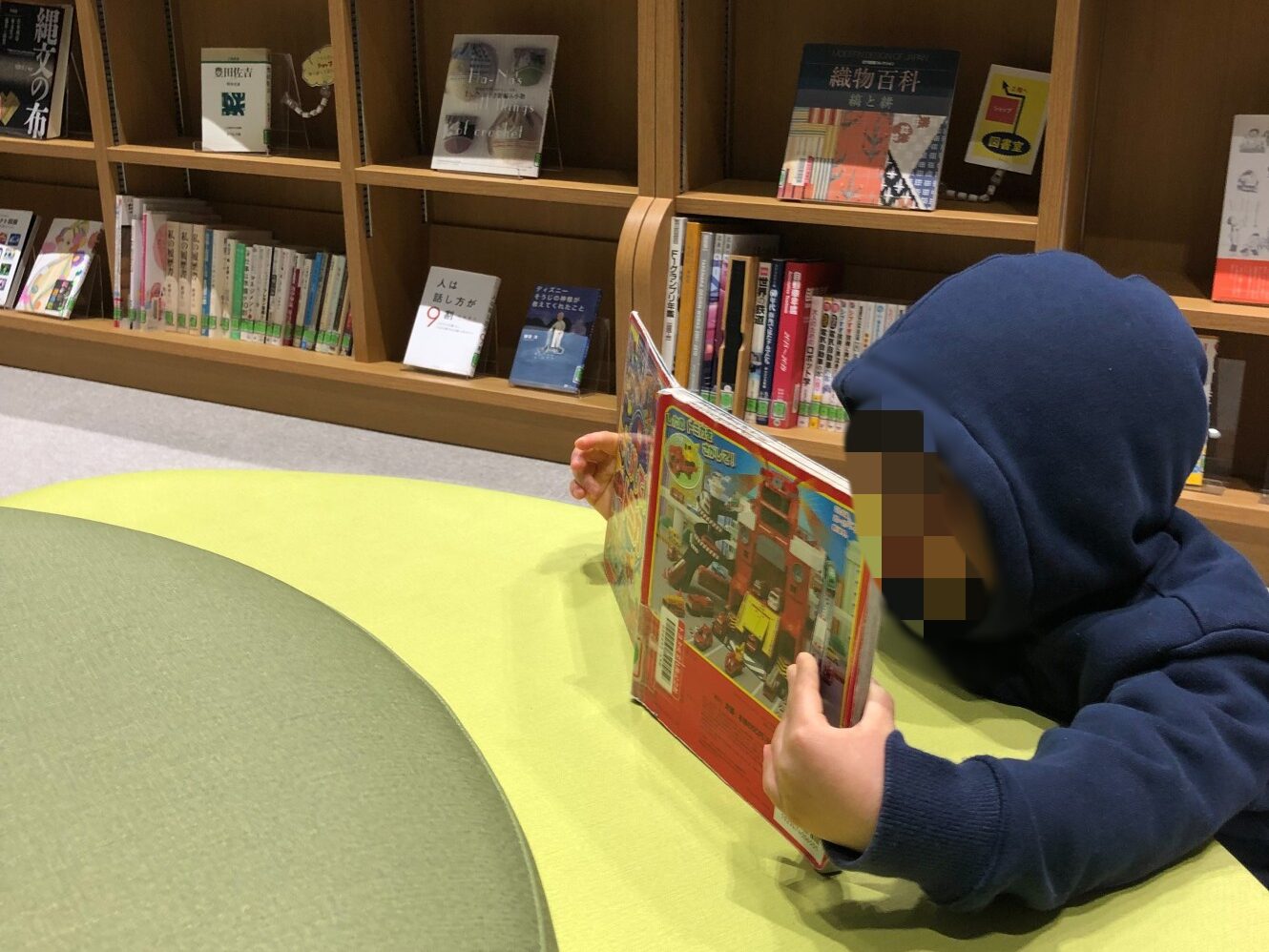 館内の読書コーナー