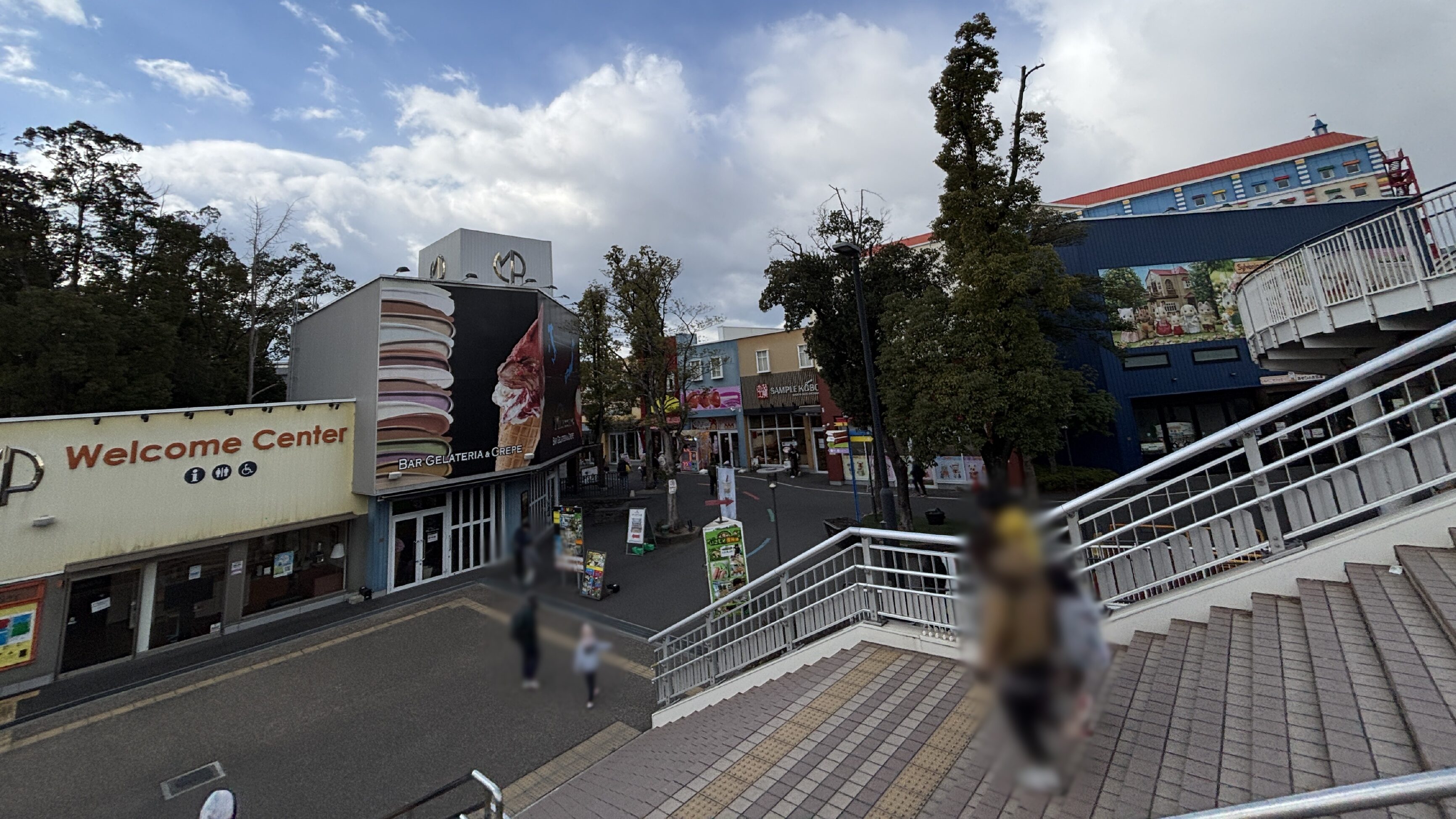 連絡通路を抜けた先にある商業エリア「メイカーズピア」