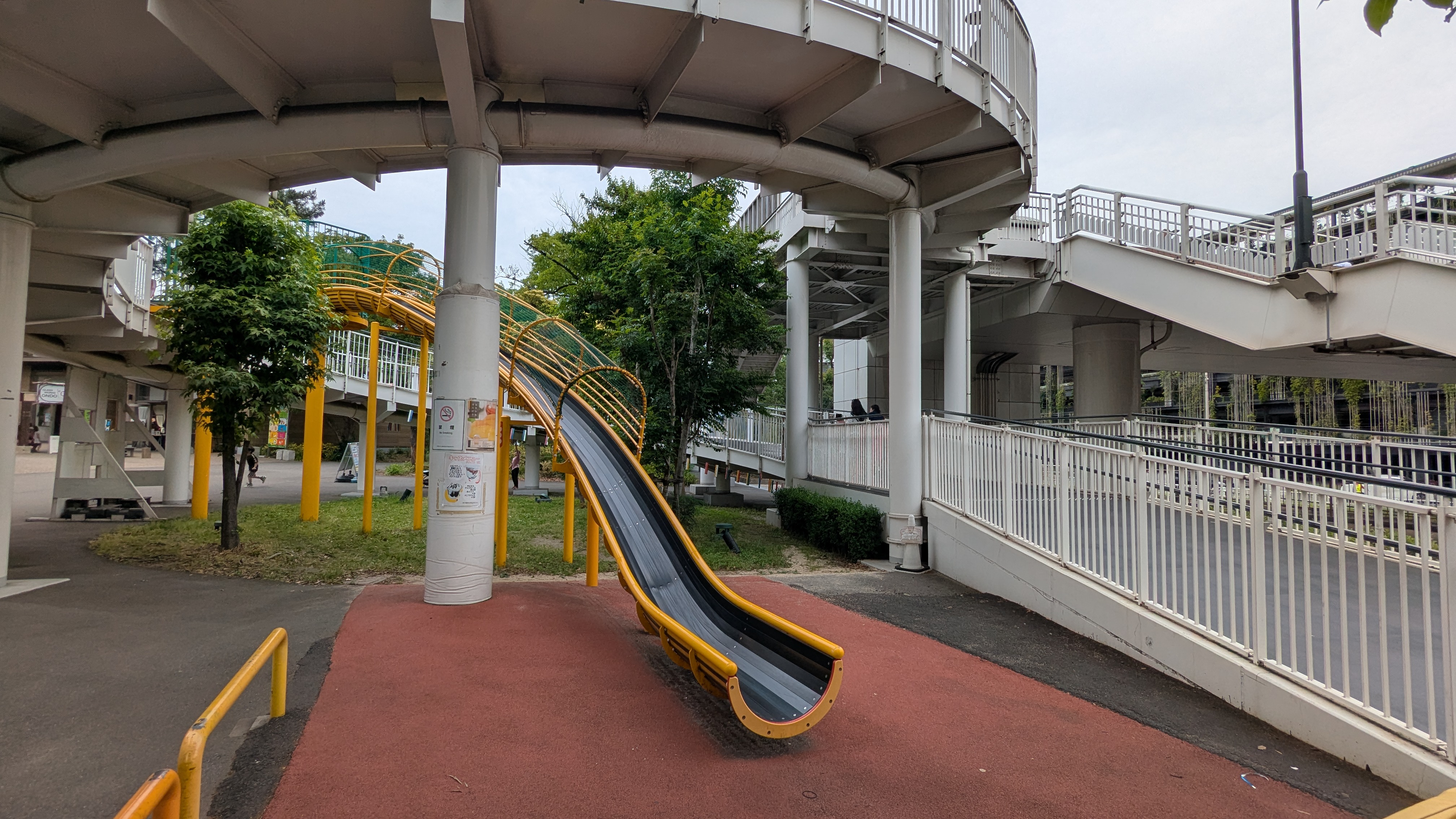 メイカーズピアの階段下にある大きな滑り台