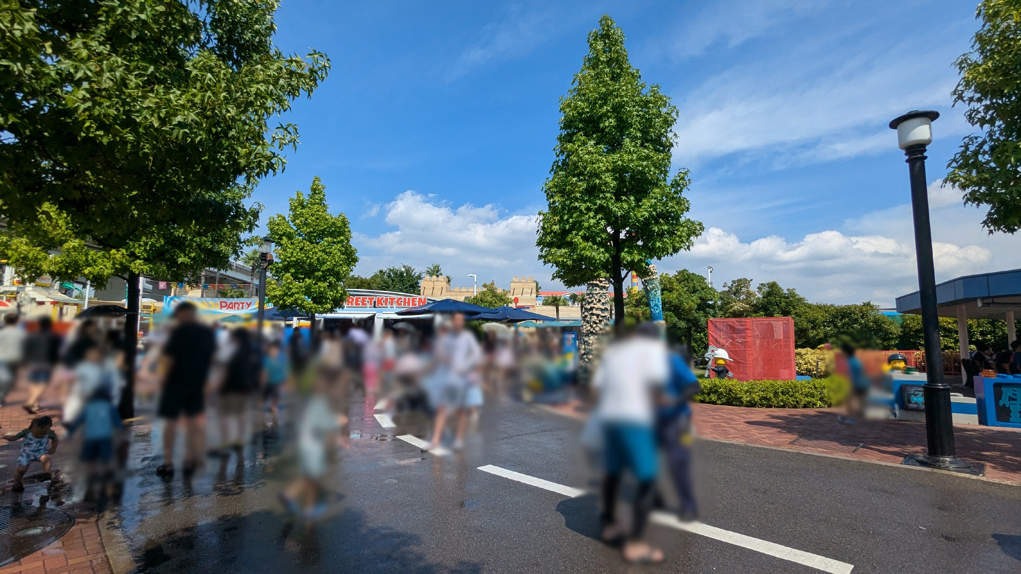 ウォーターキャノンでびしょ濡れになるステージ周辺