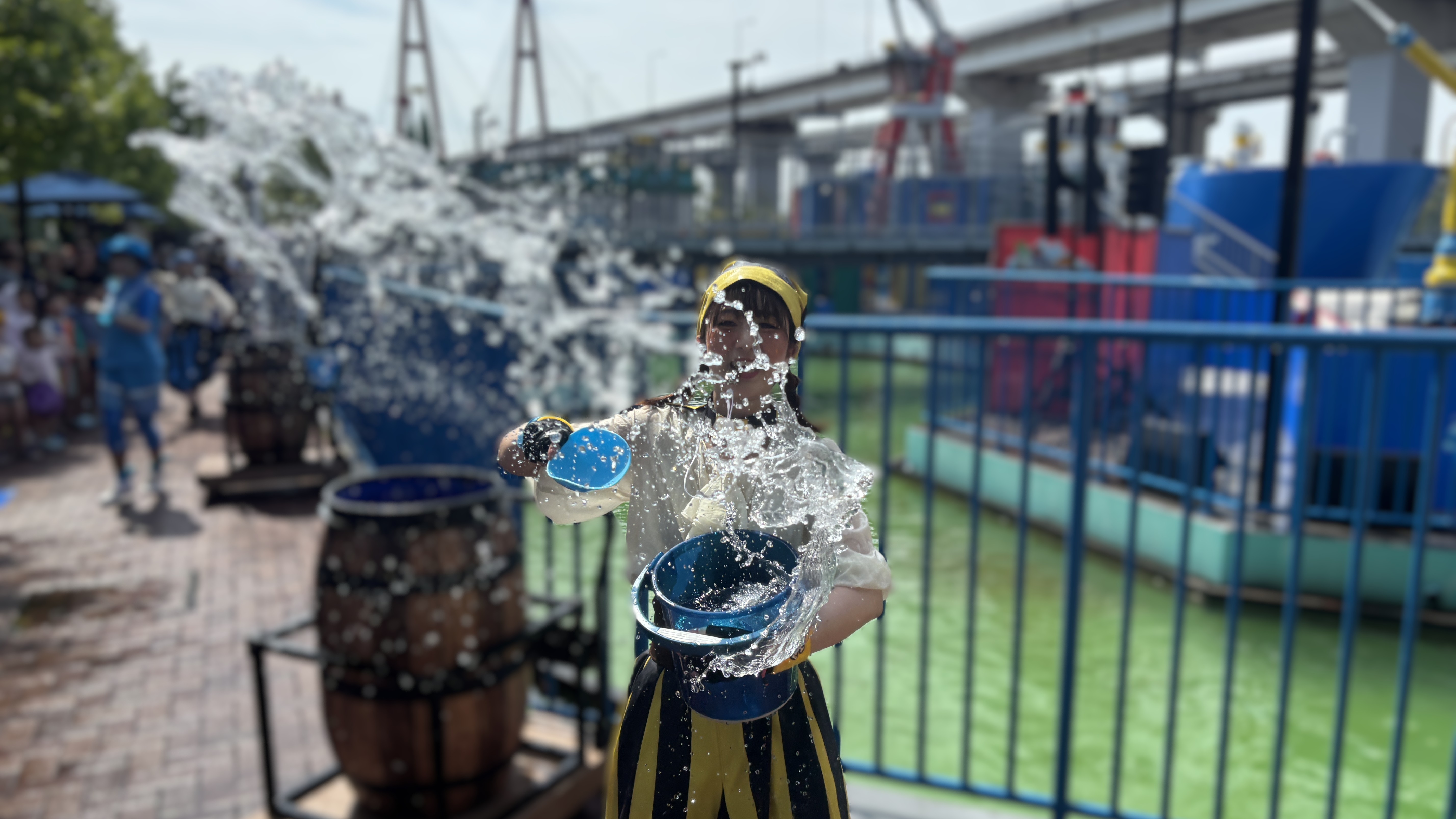シャクササイズで観客席まで勢いよく水がかかる様子